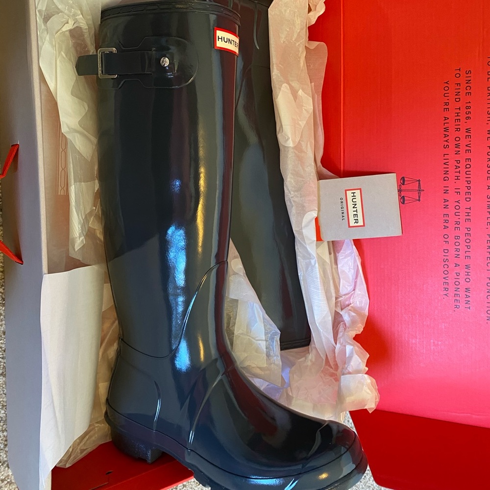 NWT. Tall Hunter boots size 9, color: Slate.